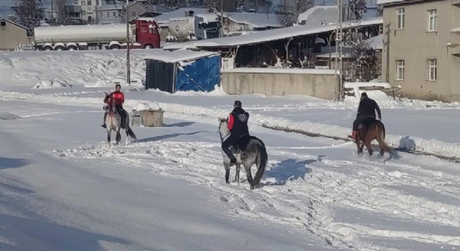  Kar üstünde cirit antrenmanı